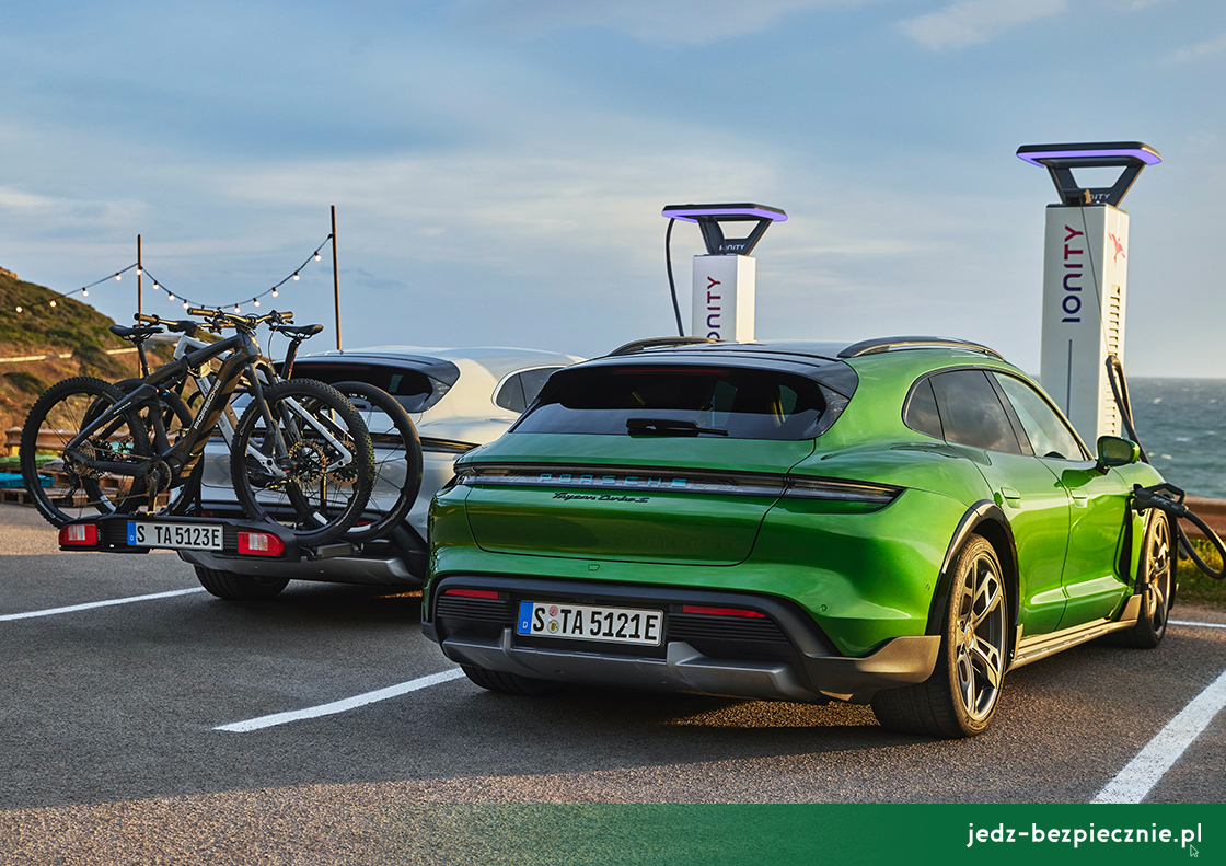 Premiera tygodnia - Porsche Taycan Cross Turismo - tył wersji Cross Turismo z i bez bagażnka rowerowego